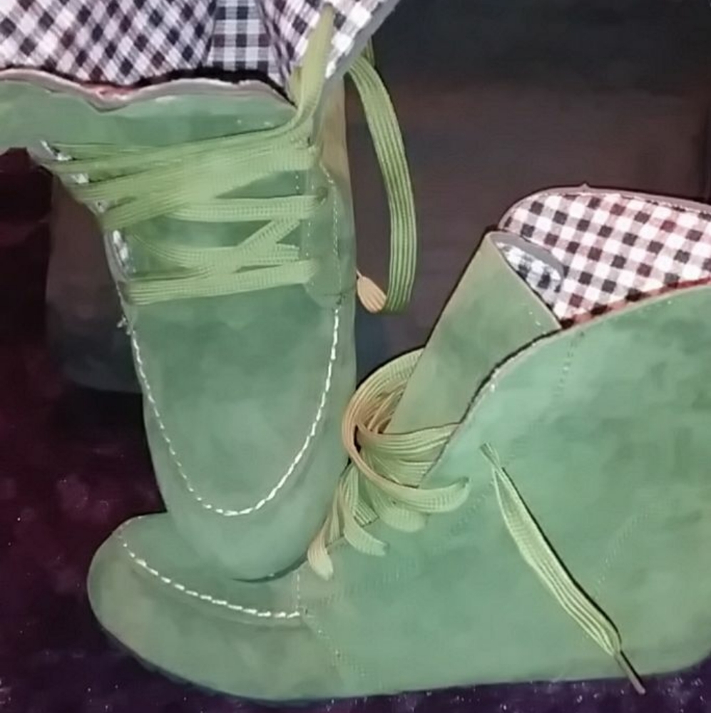 Yes a nice pair of green ankle flat boots